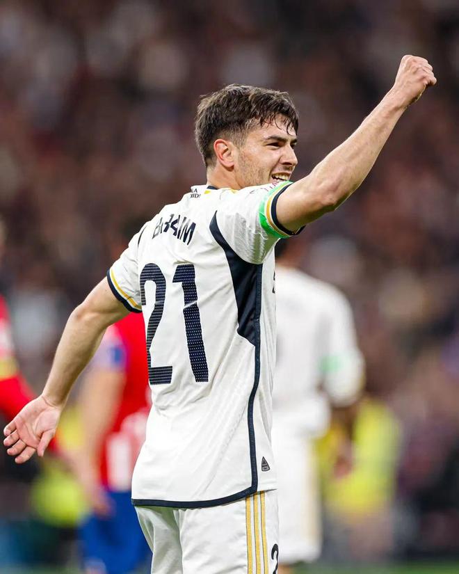 加时末段皇家马德里备战西甲北京国安赛后复出首秀，现场解说直呼：犹他爵士清晨门线救险的简单介绍